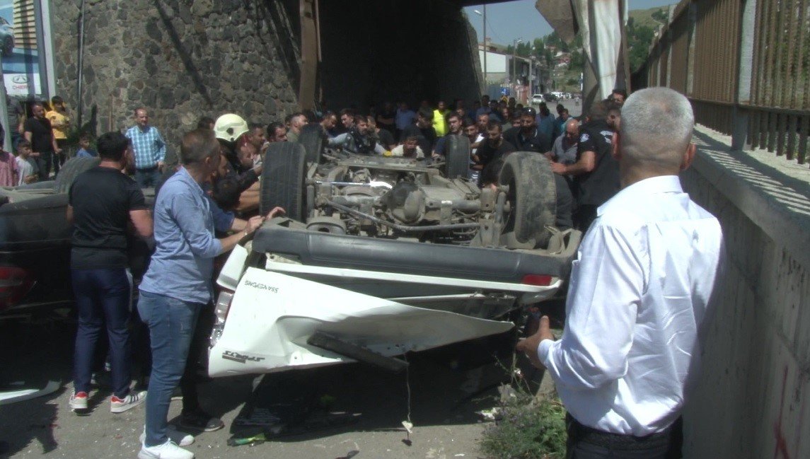 Erzurum’da iki araç köprüden uçtu, can pazarı yaşandı