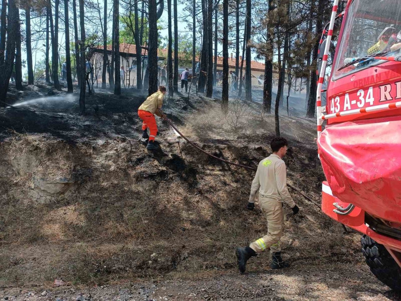 Gediz’de çamlık alanda çıkan yangın büyümeden söndürüldü