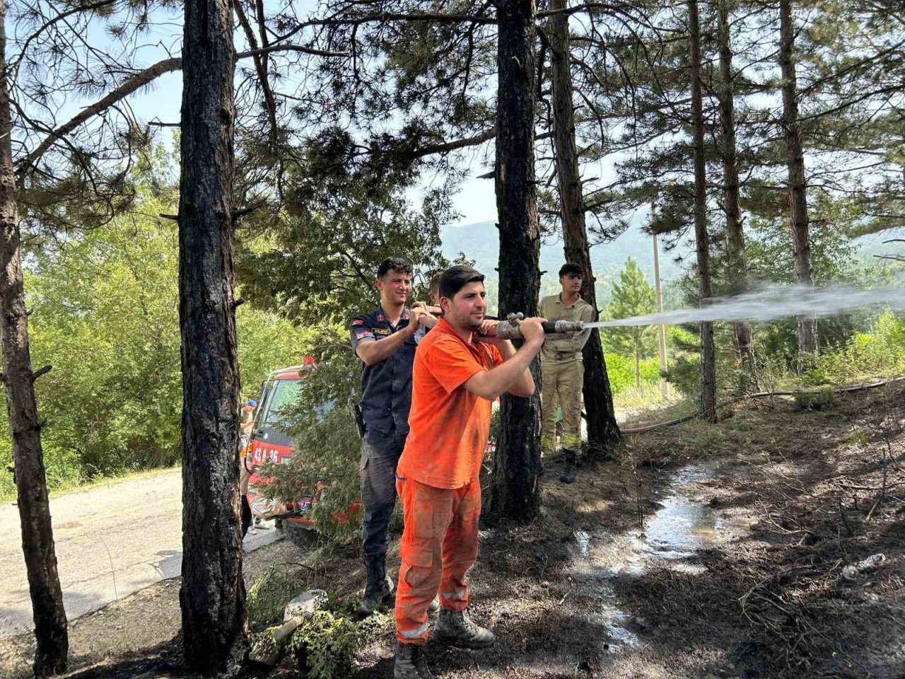 Gediz’de çamlık alanda çıkan yangın büyümeden söndürüldü