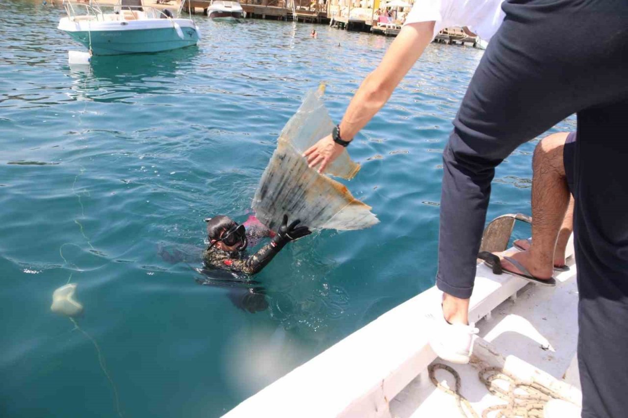 Gündoğan’da deniz dibi temizliği