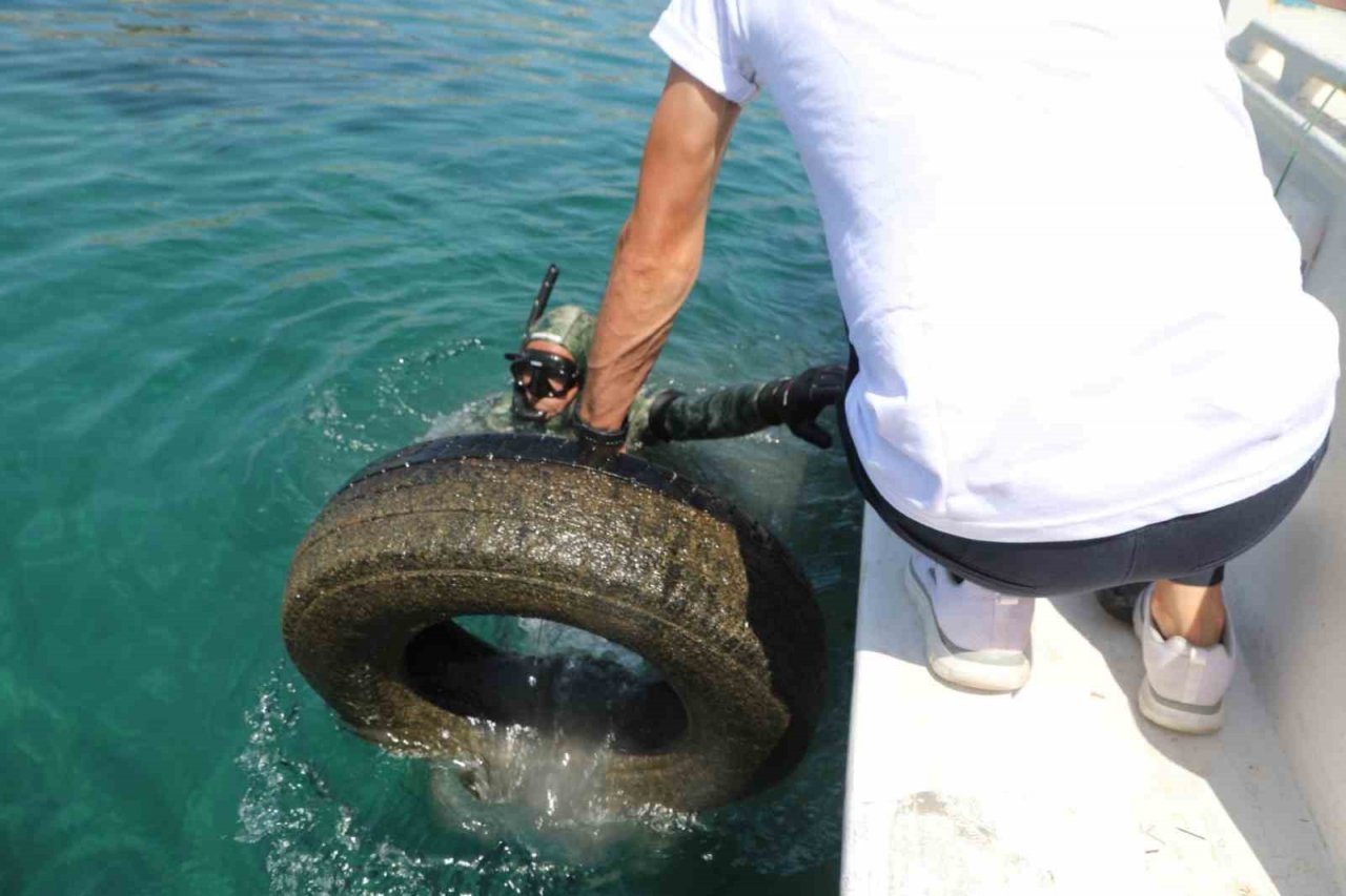 Gündoğan’da deniz dibi temizliği