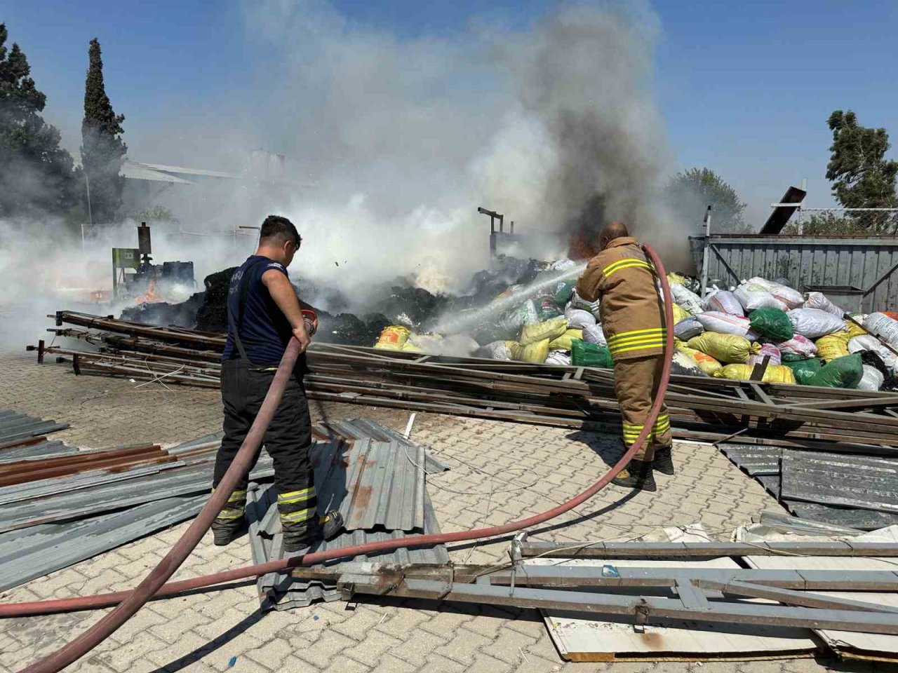 Hatay’da kauçuk fabrikası önünde yangın