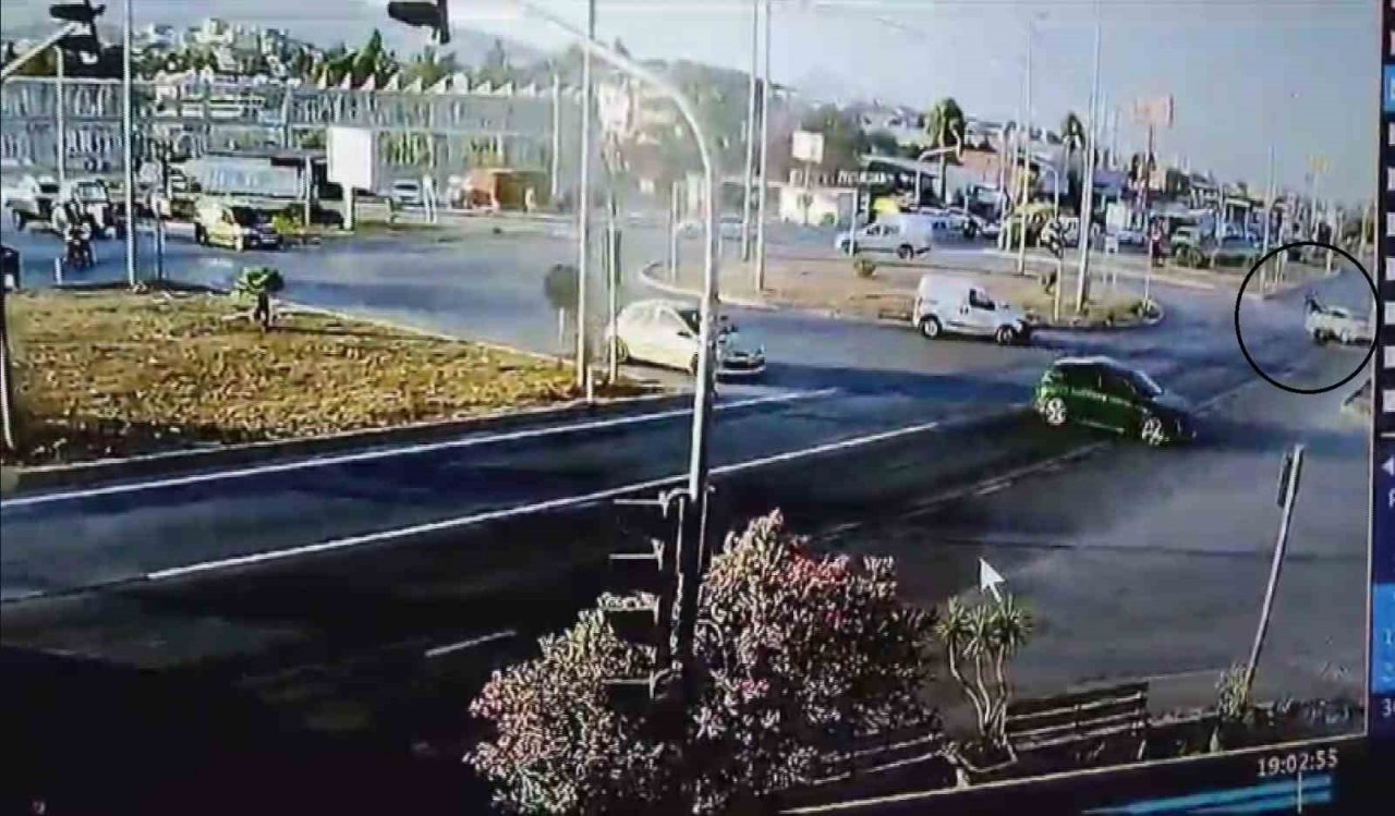 Kazada metrelerce havaya uçan motosiklet sürücüsü yaralandı