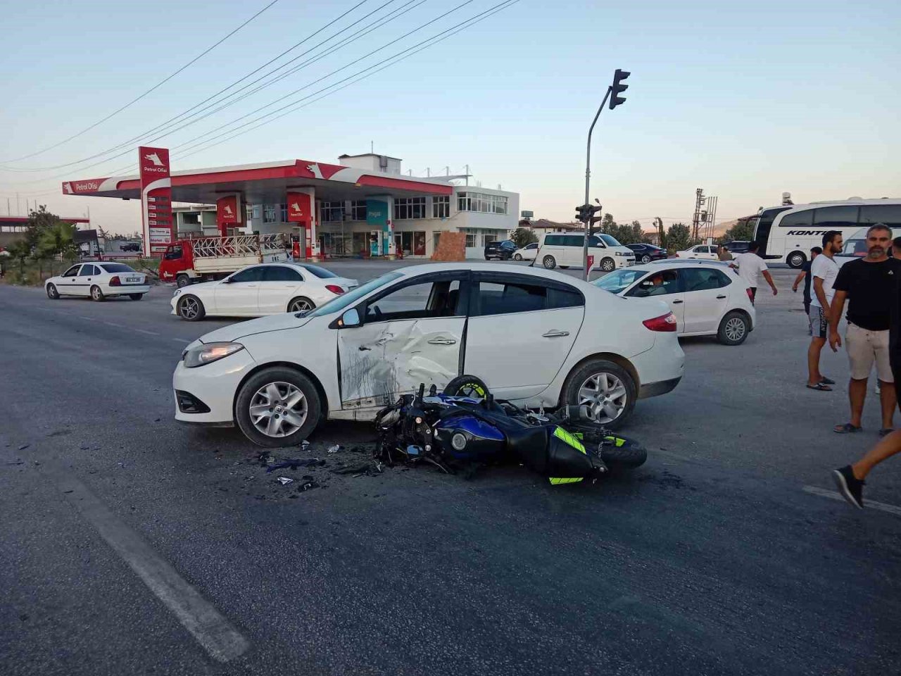 Kazada metrelerce havaya uçan motosiklet sürücüsü yaralandı