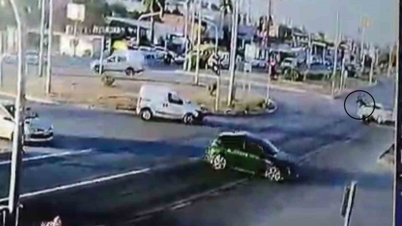 Kazada metrelerce havaya uçan motosiklet sürücüsü yaralandı