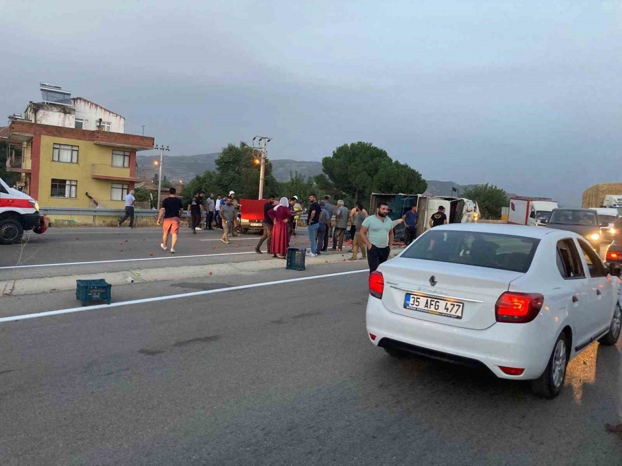 İzmir’de kamyonetle çarpışan otomobilin sürücüsü hayatını kaybetti