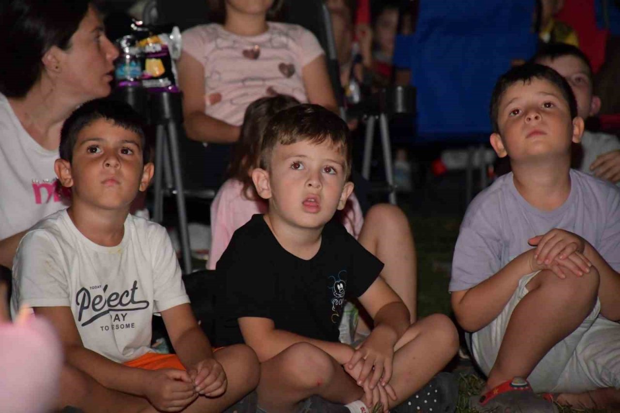 İznik’te açık hava sinemasına miniklerden yoğun ilgi