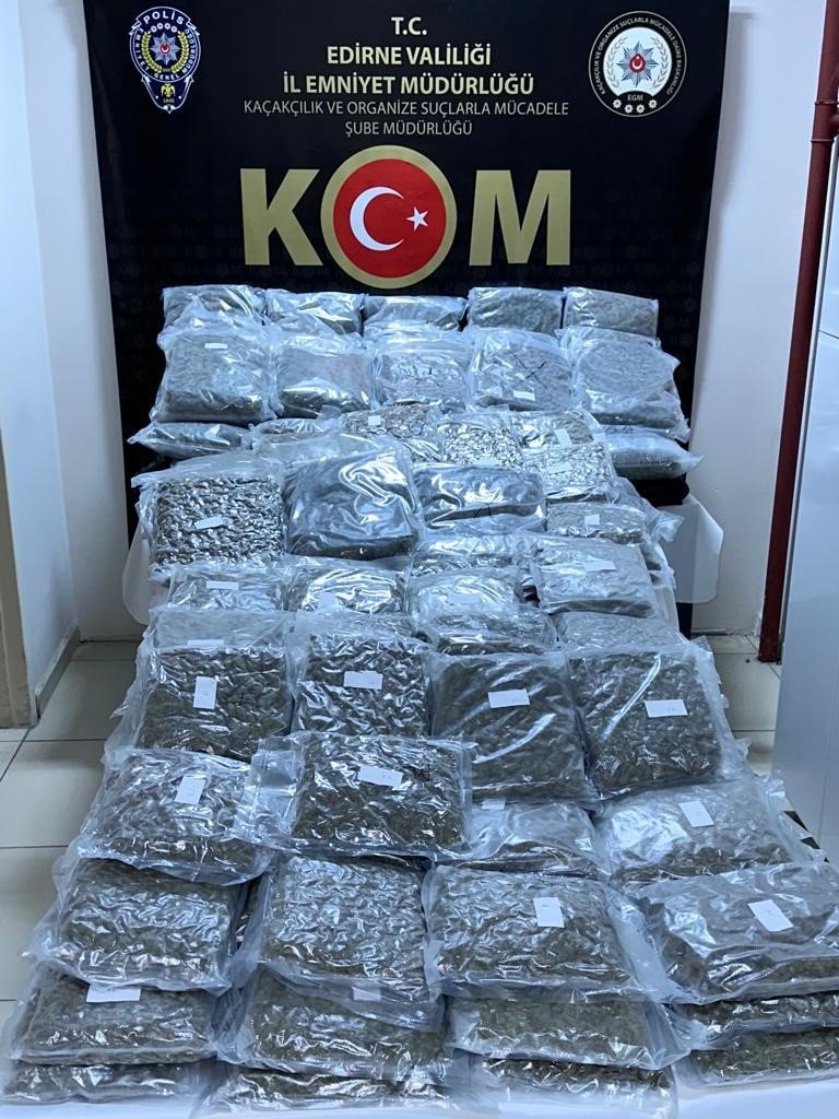 Kapıkule’de makine içine gizlenmiş 83 kilogram skunk ele geçirildi
