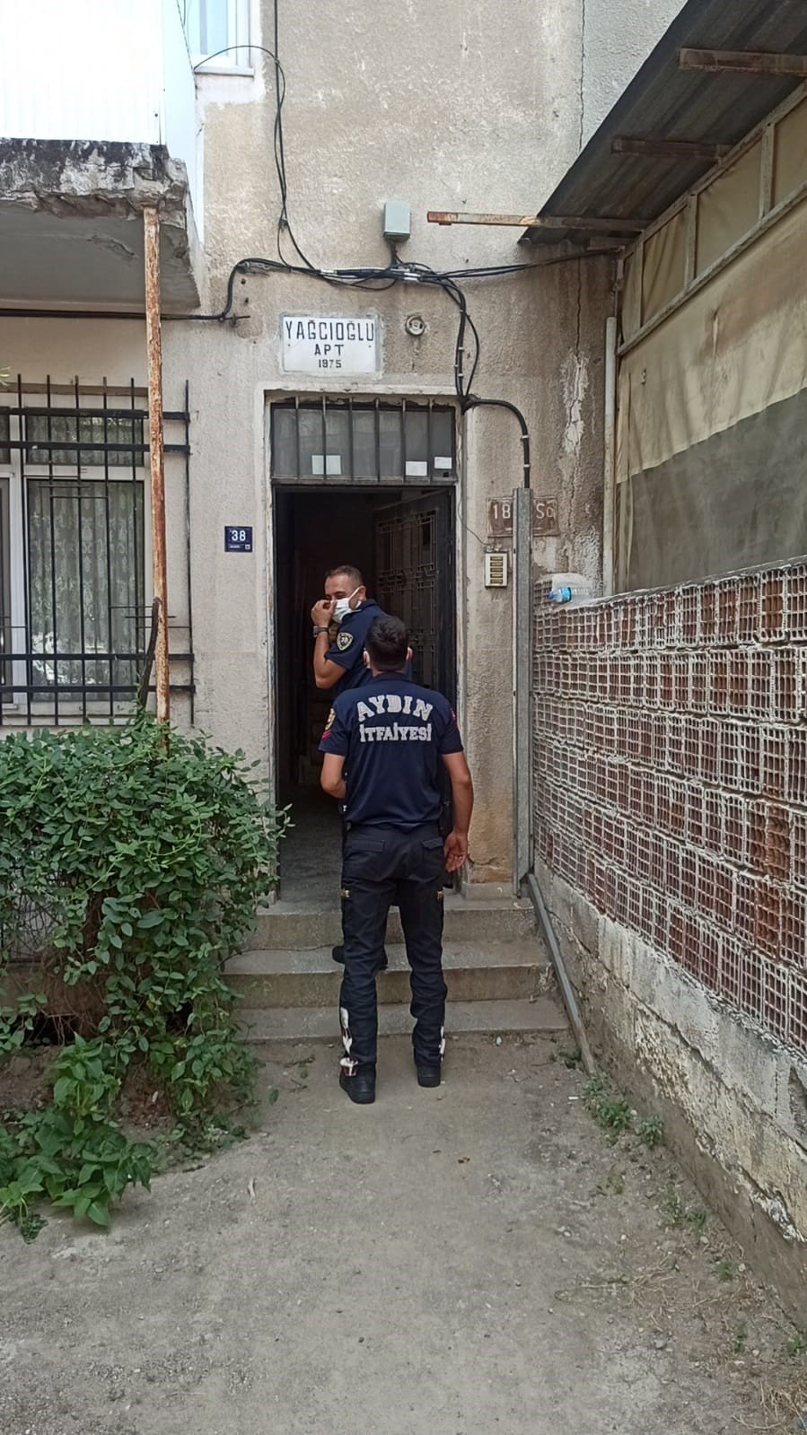 Kapıyı açmayan kayınvalidesini ölü buldu