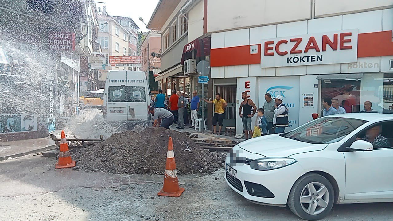 Patlayan su borusu sebebiyle vatandaşlar neye uğradıklarına şaşırdı