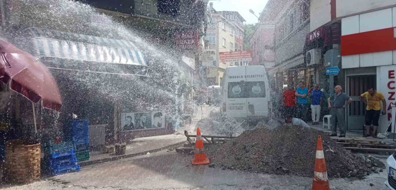 Patlayan su borusu sebebiyle vatandaşlar neye uğradıklarına şaşırdı