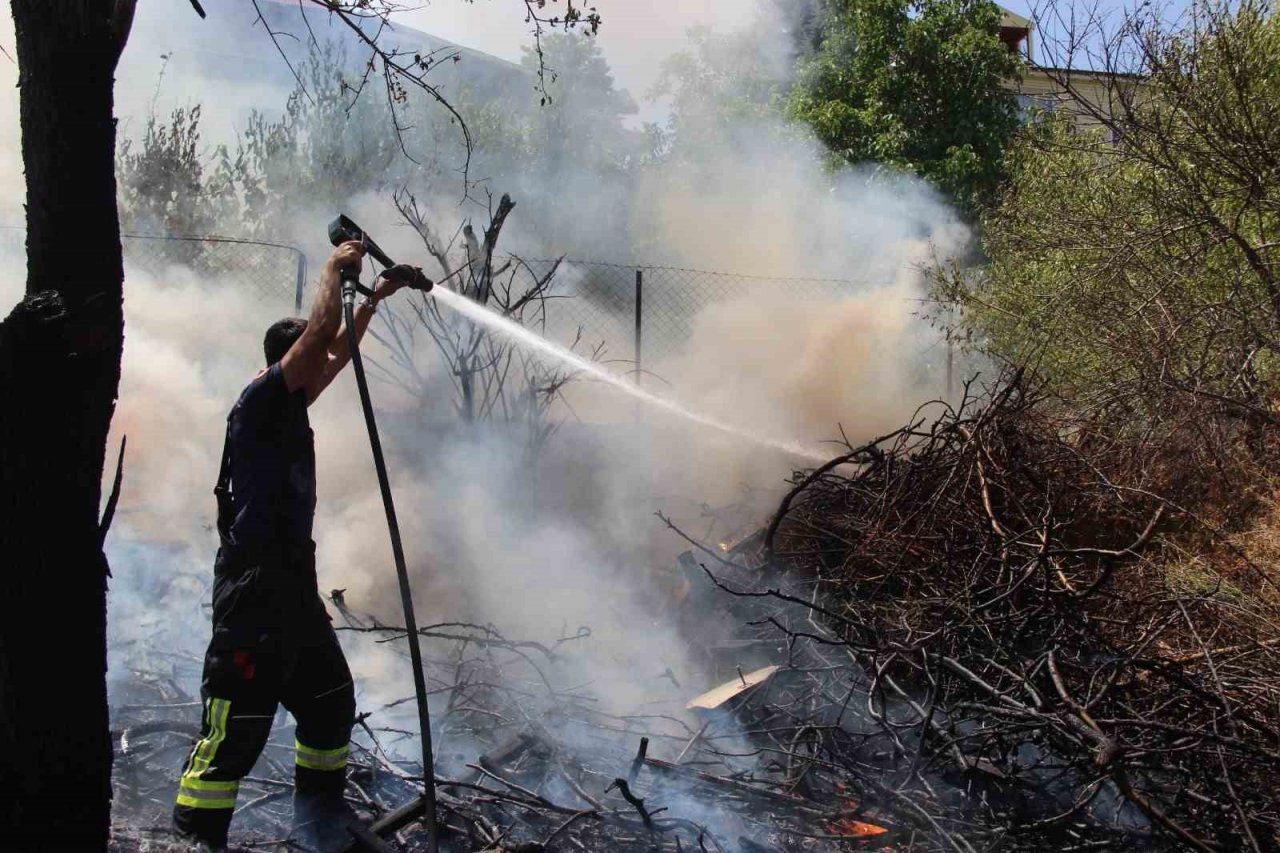 Anız yangını büyümeden söndürüldü