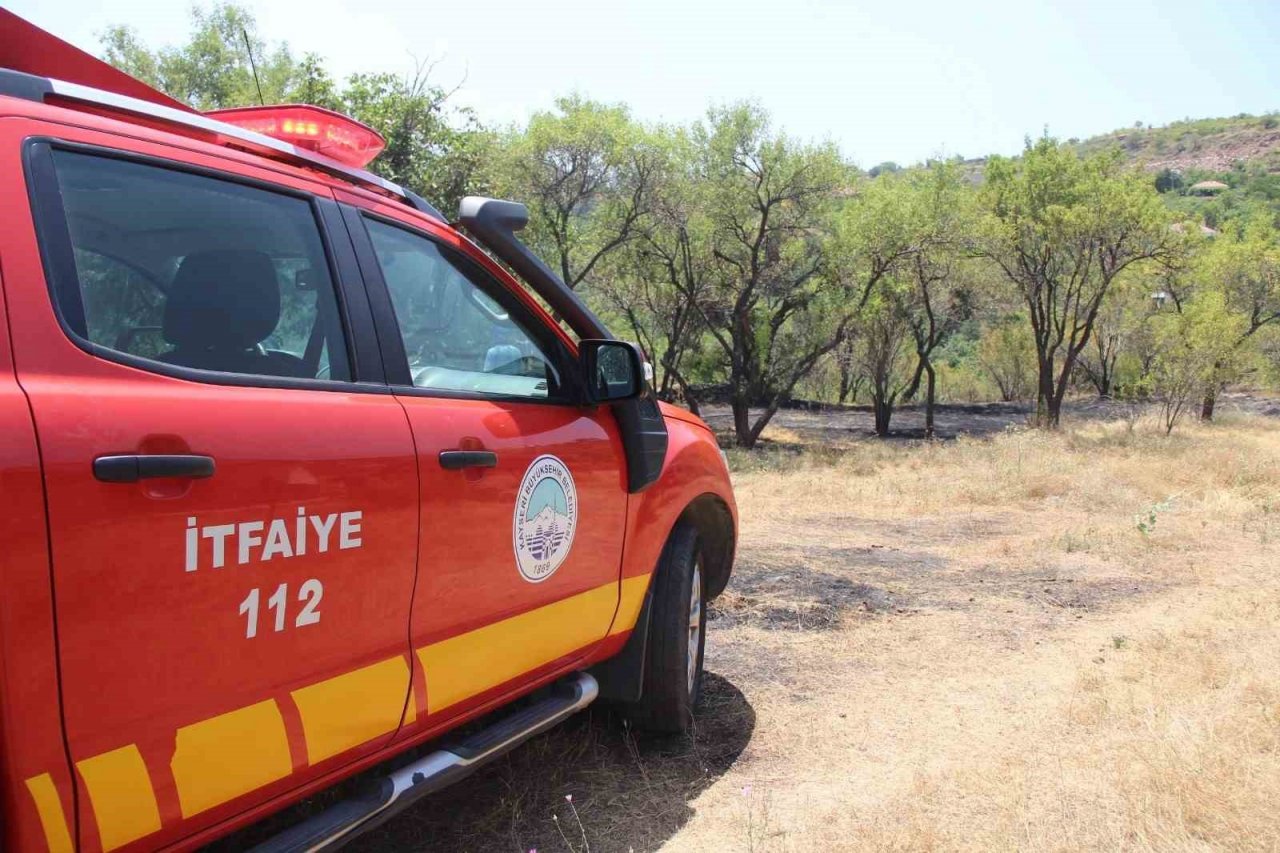 Anız yangını büyümeden söndürüldü