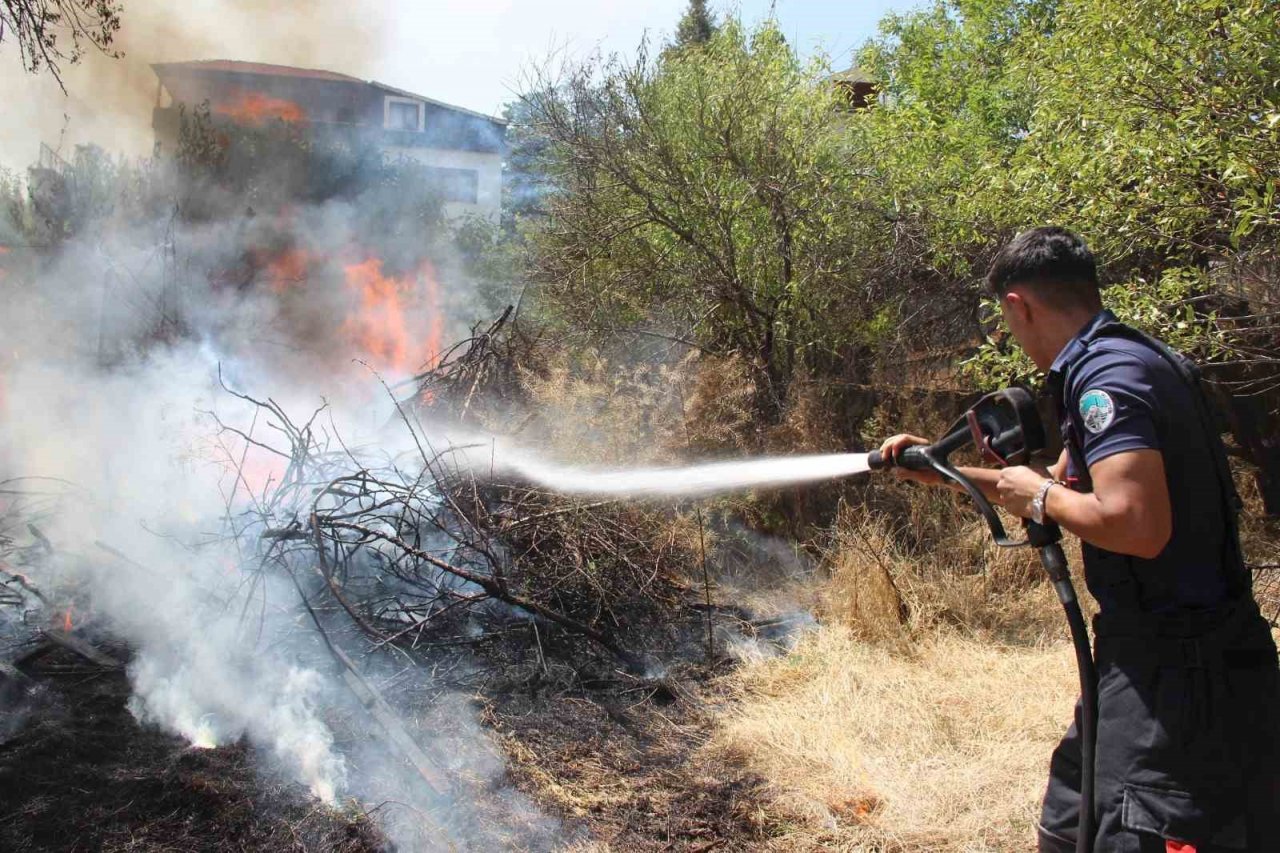 Anız yangını büyümeden söndürüldü