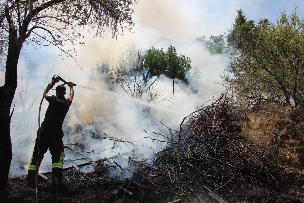 Anız yangını büyümeden söndürüldü