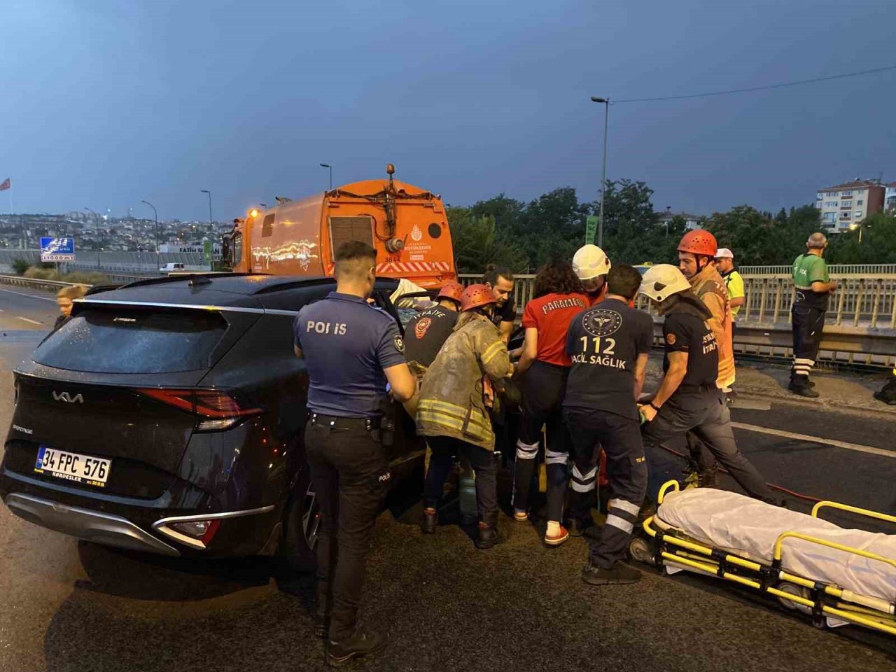 Haliç Köprüsü’nde otomobiliyle belediye aracına çarpan sürücü kaçtı, 1 kişi ağır yaralandı