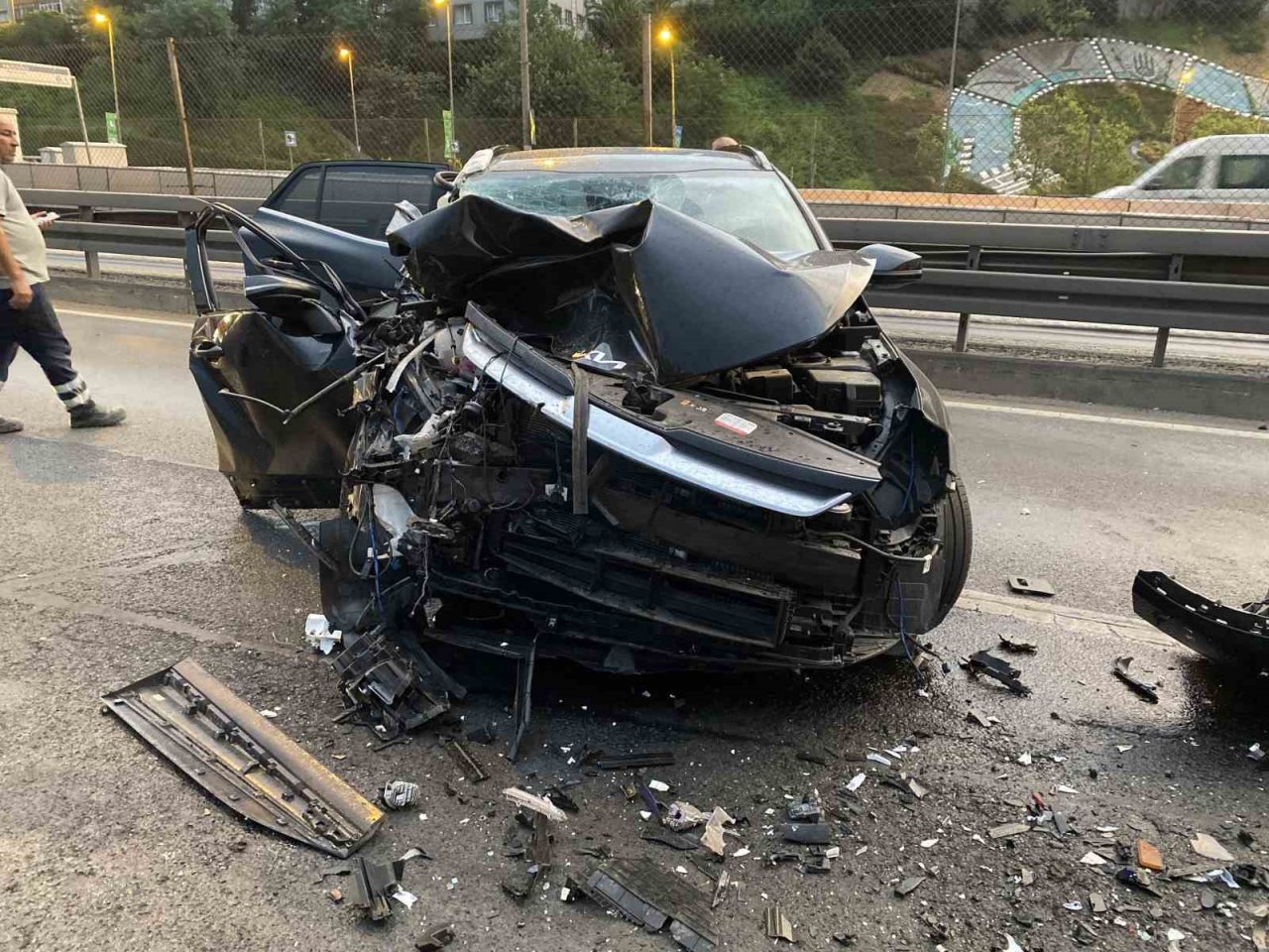 Haliç Köprüsü’nde otomobiliyle belediye aracına çarpan sürücü kaçtı, 1 kişi ağır yaralandı