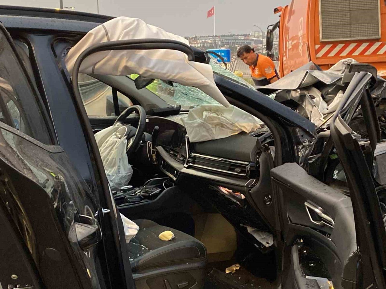 Haliç Köprüsü’nde otomobiliyle belediye aracına çarpan sürücü kaçtı, 1 kişi ağır yaralandı