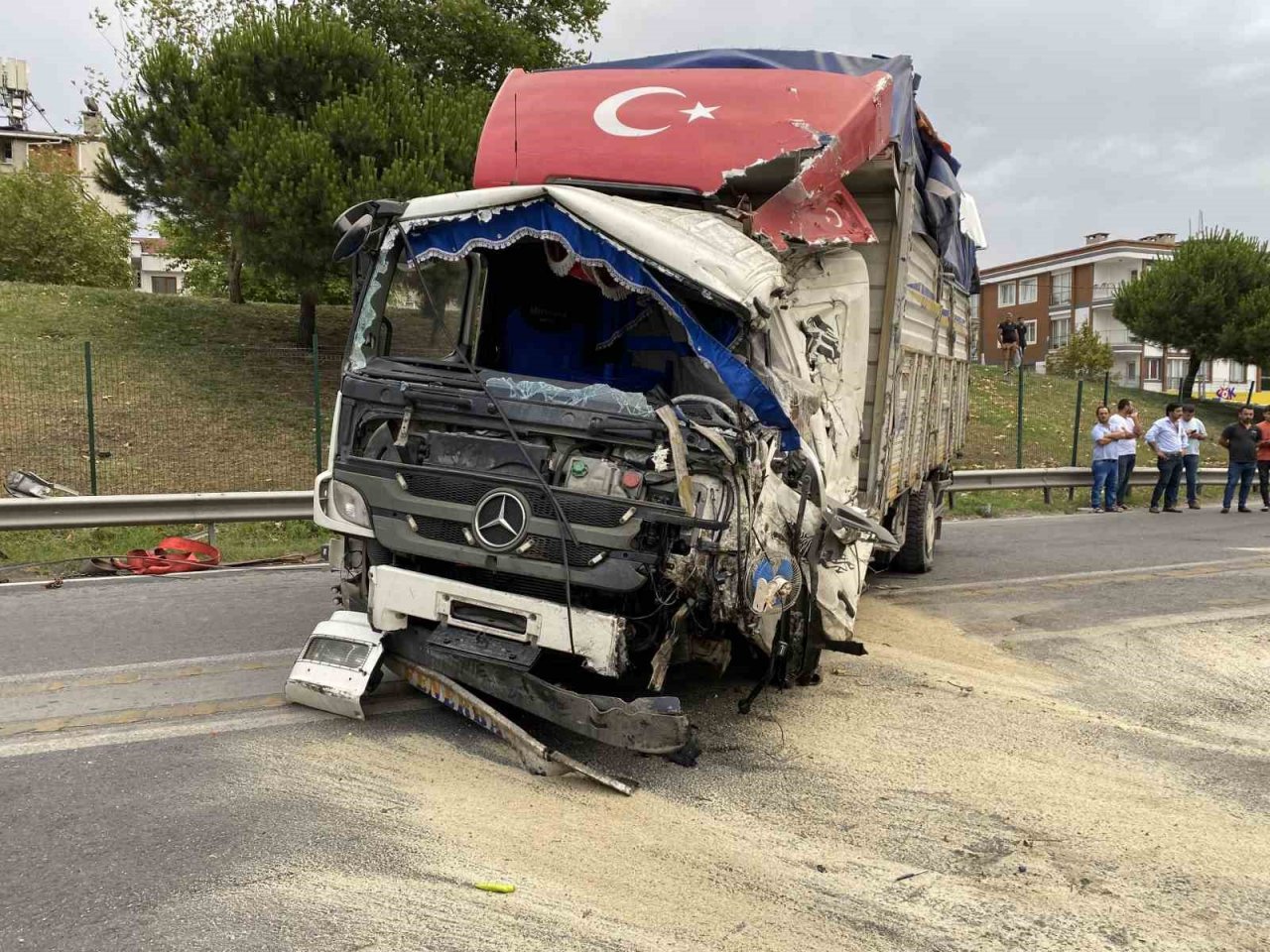 Esenyurt’ta bariyerlere çarpan sebze yüklü kamyon devrildi: 1 ölü, 1 yaralı