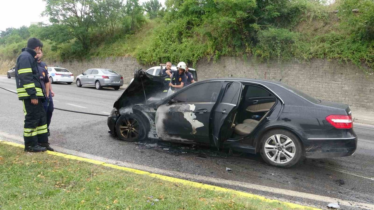 Test sürüşüne çıkardığı lüks otomobil alev alev yandı