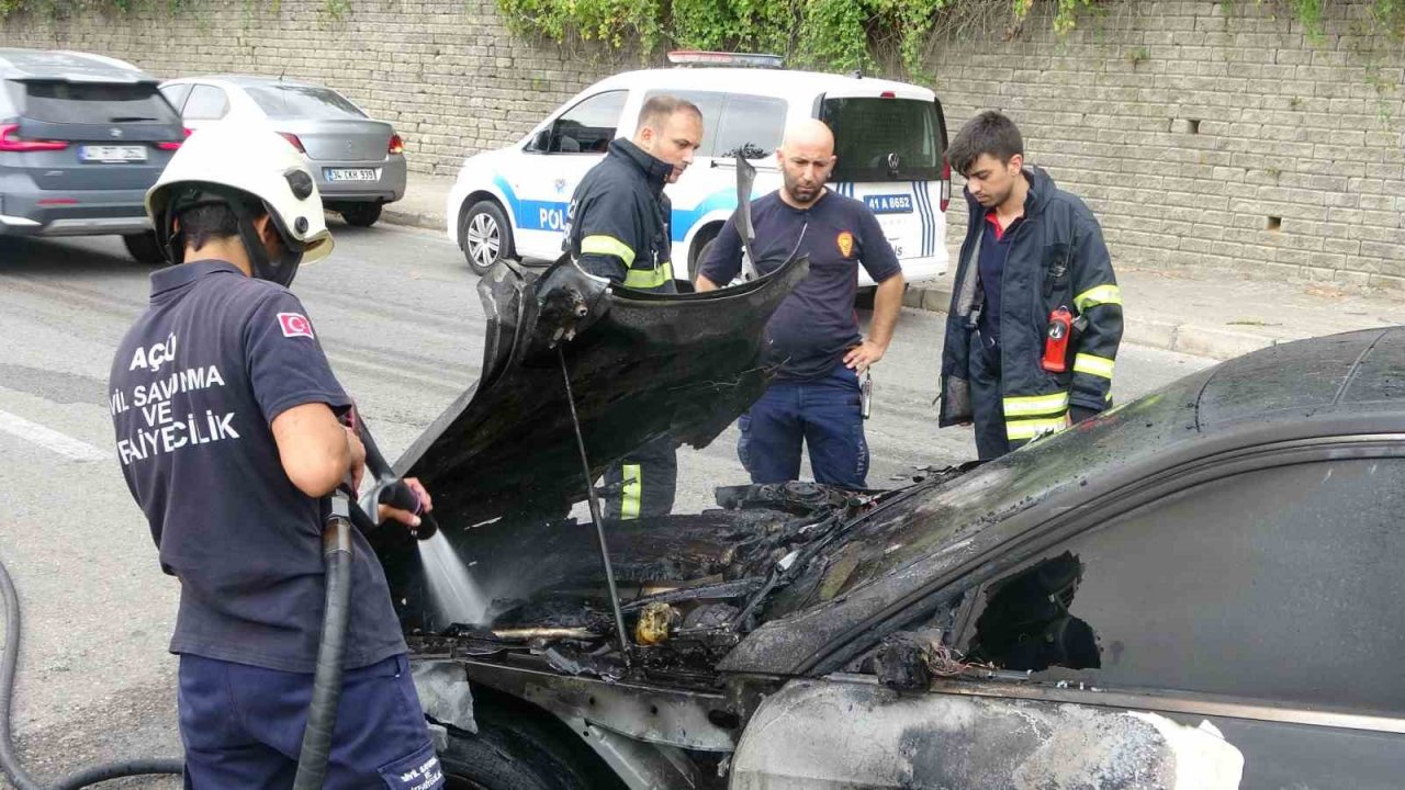 Test sürüşüne çıkardığı lüks otomobil alev alev yandı