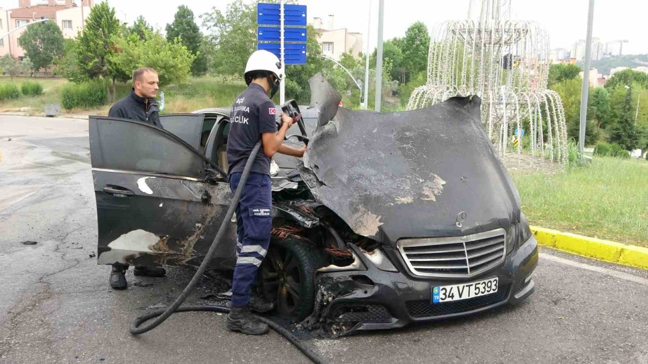 Test sürüşüne çıkardığı lüks otomobil alev alev yandı