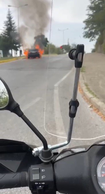 Test sürüşüne çıkardığı lüks otomobil alev alev yandı