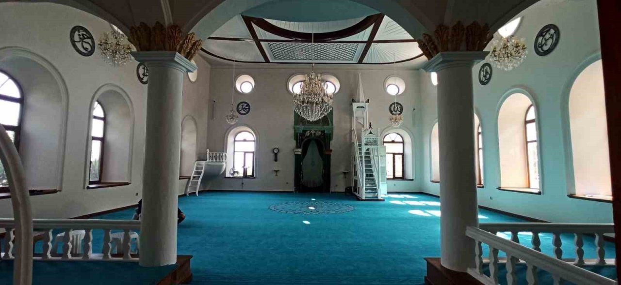 Altınoluk’ta Kundakçı Dede Cami ilgi görüyor