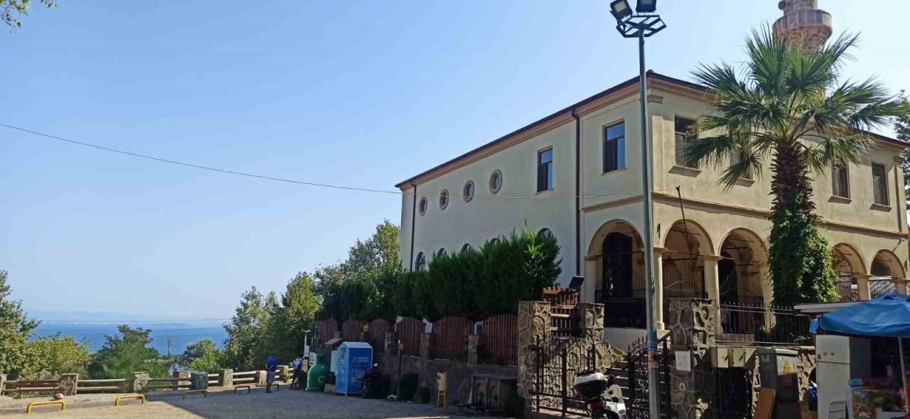 Altınoluk’ta Kundakçı Dede Cami ilgi görüyor