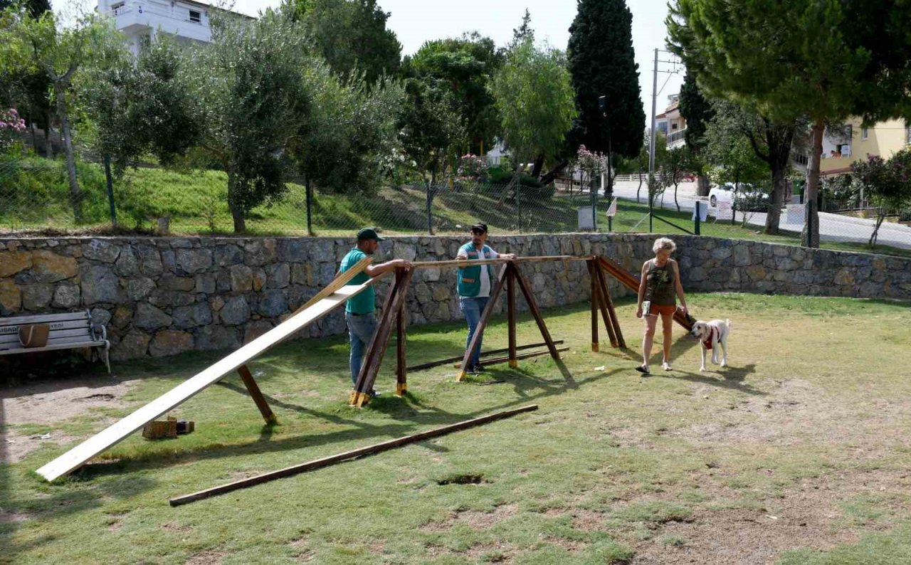 Kuşadası Belediyesi’nden Can Dostların Park Alanında bakım çalışması