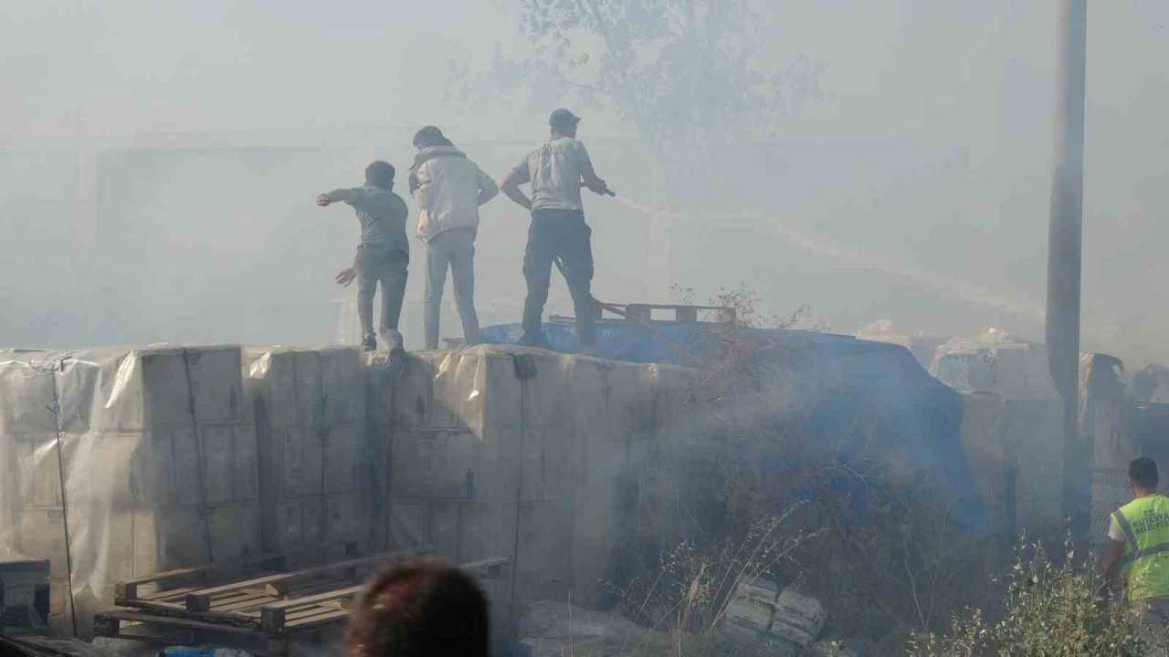 Kütahya’daki anız yangını porselen fabrikası ve satış mağazasına sıçradı
