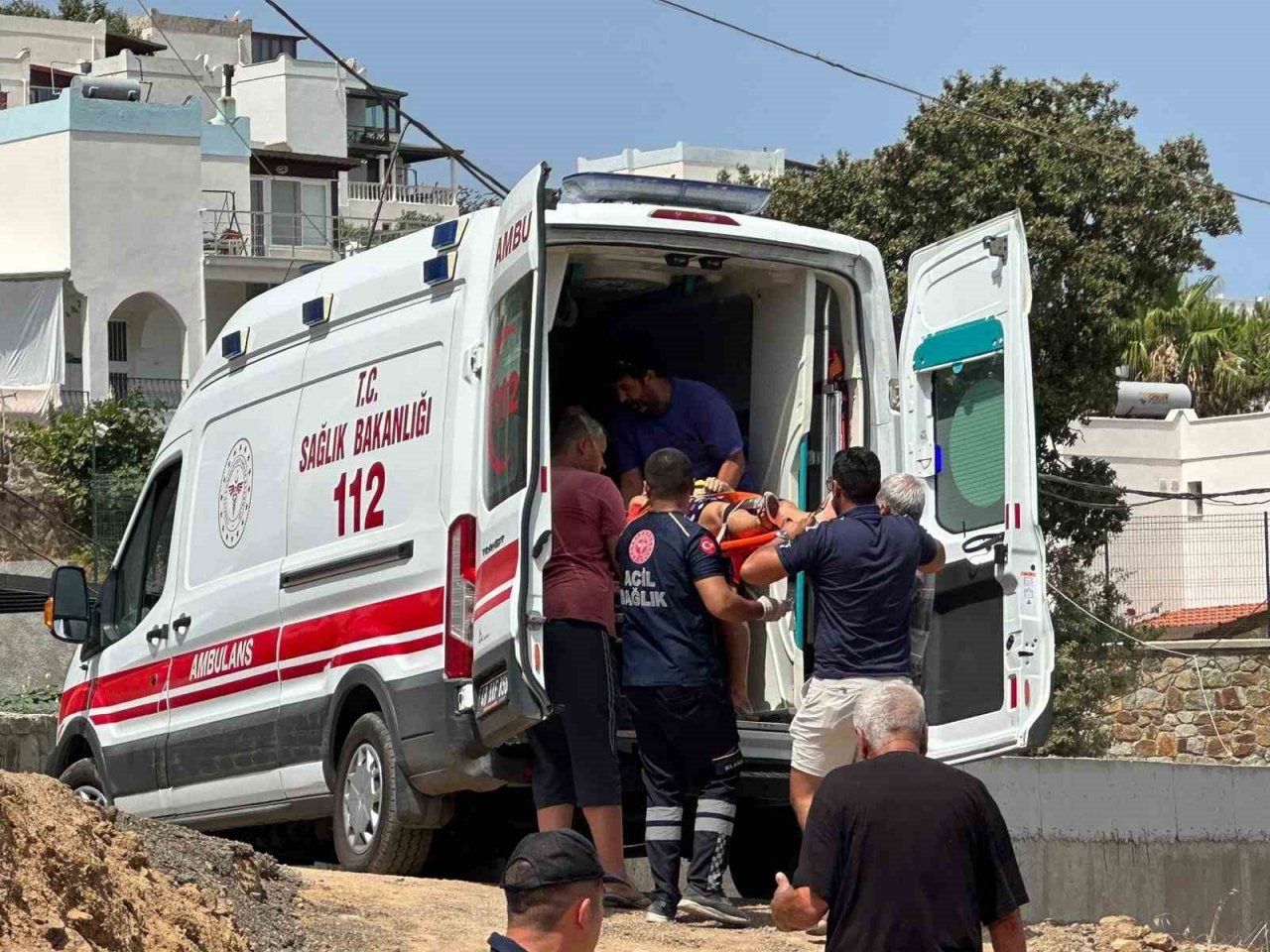 Otomobil metrelerce yükseklikten evin bahçesine düştü