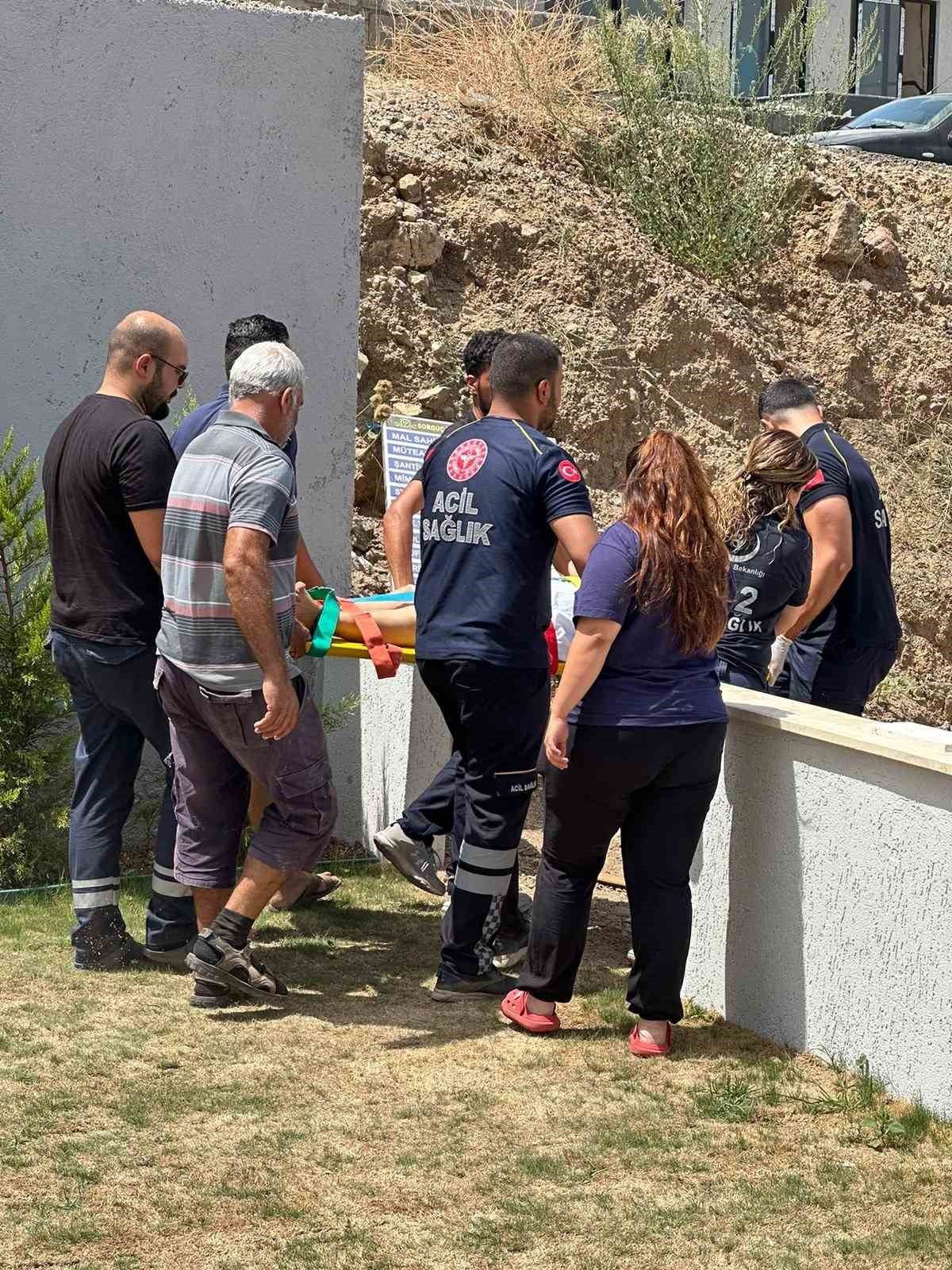 Otomobil metrelerce yükseklikten evin bahçesine düştü