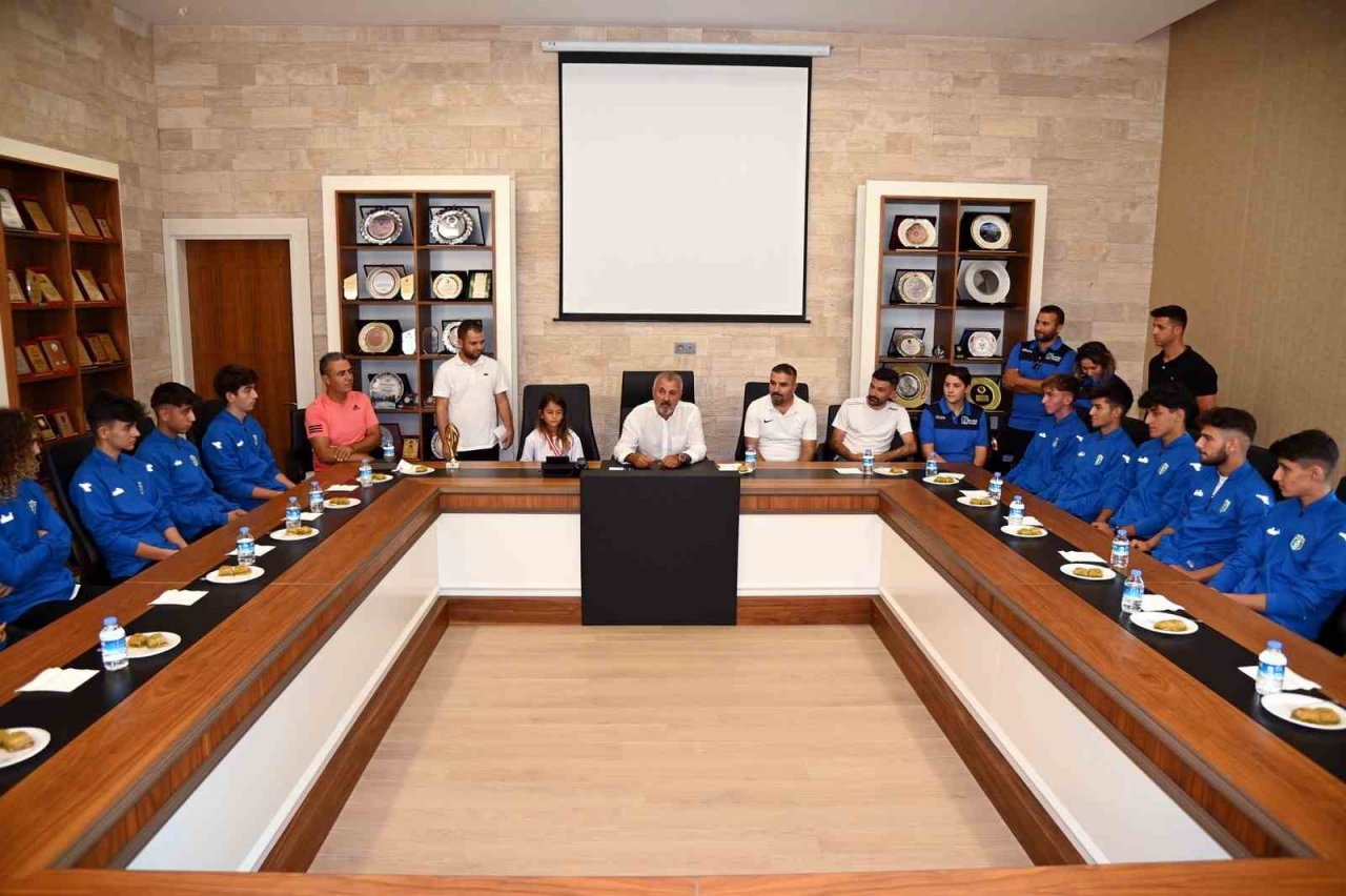 Başkan Sözen şampiyon sporcuları ağırladı