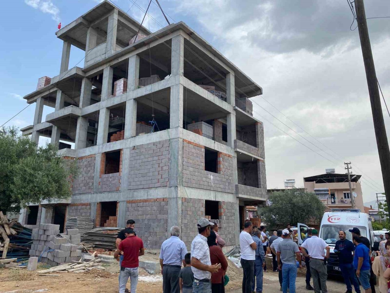 Alaşehir’de inşaattan düşen işçi hayatını kaybetti