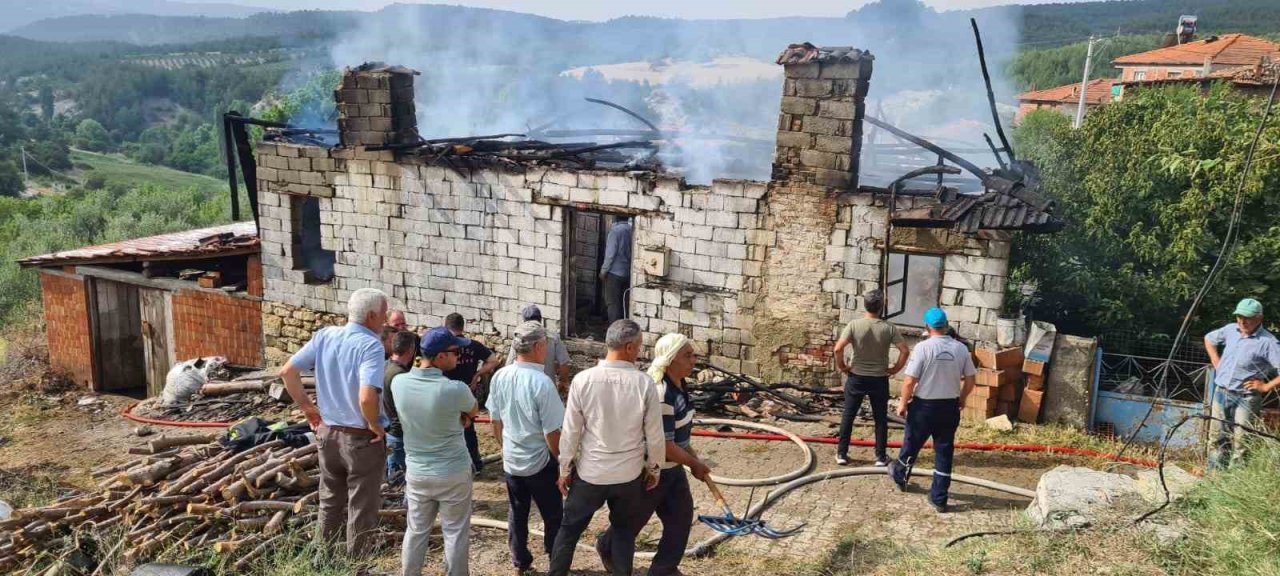 Gördes’te ev yangını: 1 yaralı