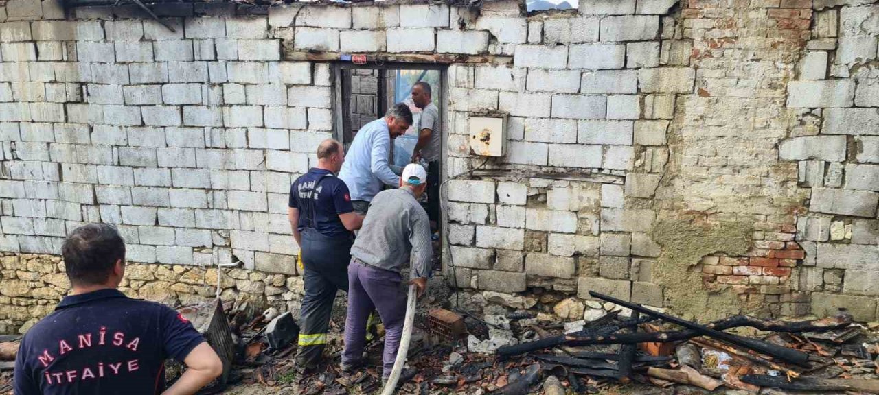 Gördes’te ev yangını: 1 yaralı