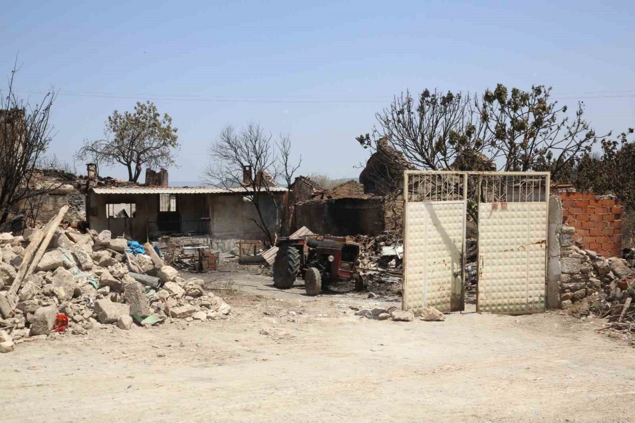 Orman yangınından etkilenen mahalle için devlet seferber oldu