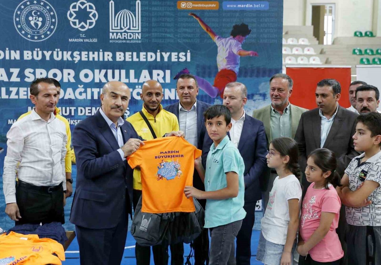 Mardin’de yaz spor okulu öğrencilerine malzeme dağıtımı yapıldı
