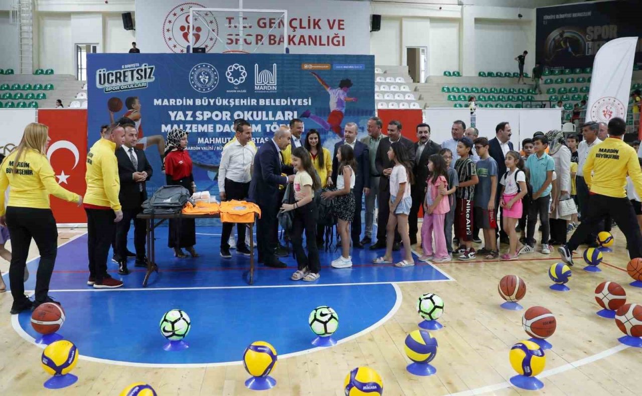 Mardin’de yaz spor okulu öğrencilerine malzeme dağıtımı yapıldı