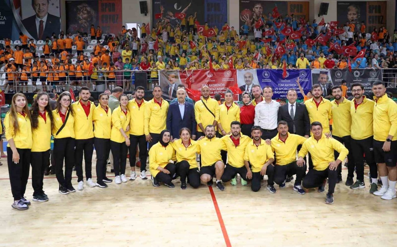 Mardin’de yaz spor okulu öğrencilerine malzeme dağıtımı yapıldı