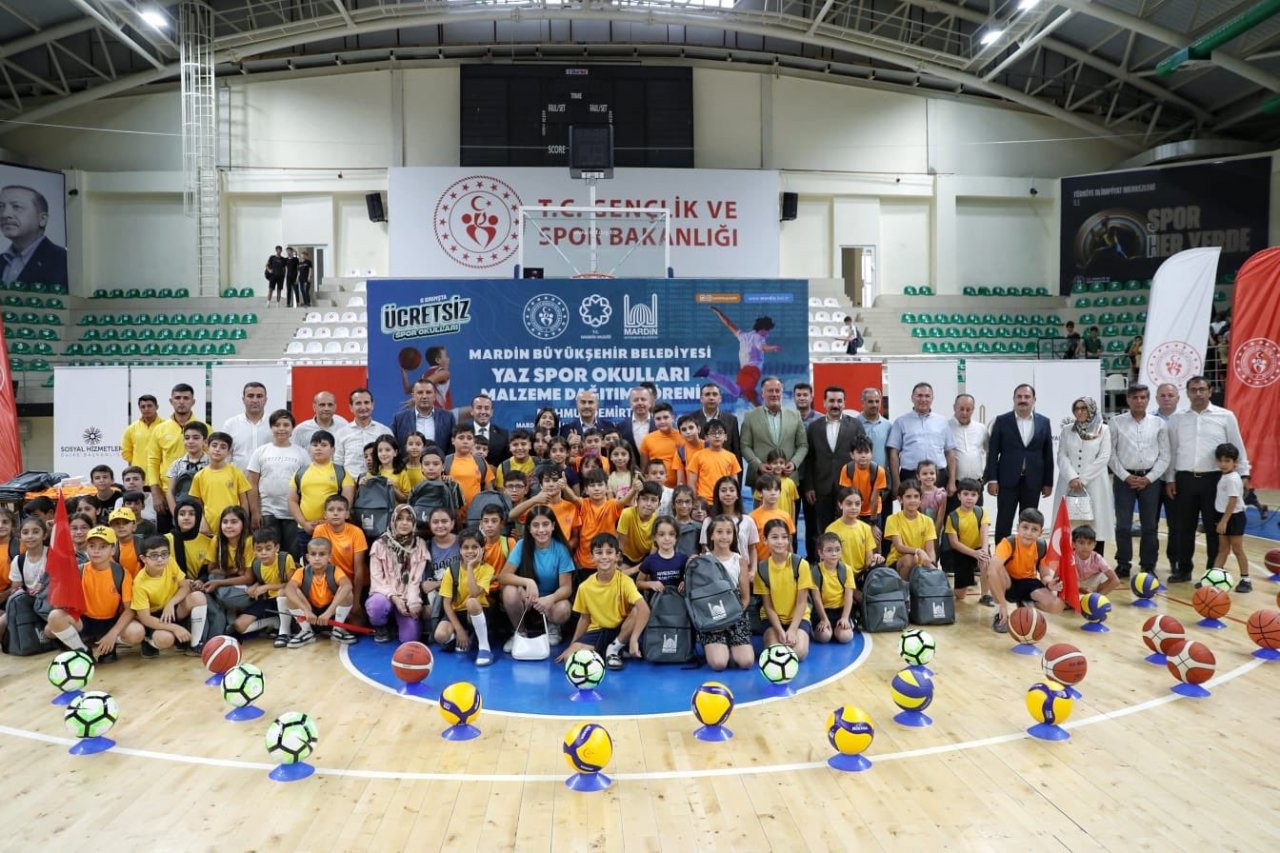 Mardin’de yaz spor okulu öğrencilerine malzeme dağıtımı yapıldı