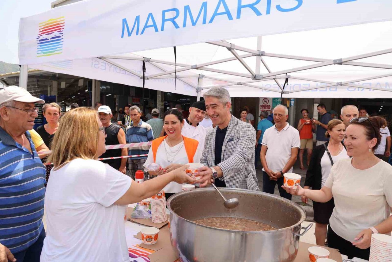 Marmaris Belediyesi’nden aşure ikramı