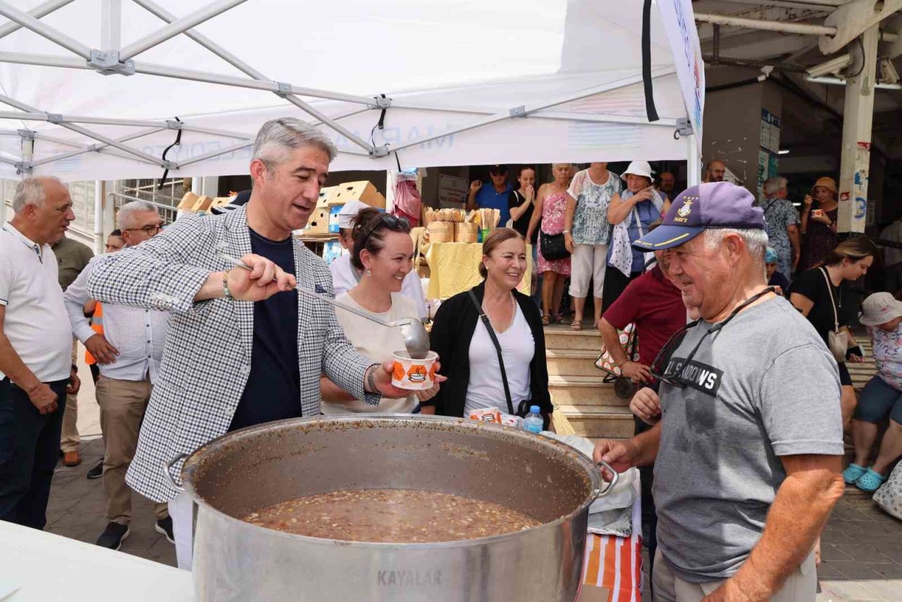Marmaris Belediyesi’nden aşure ikramı