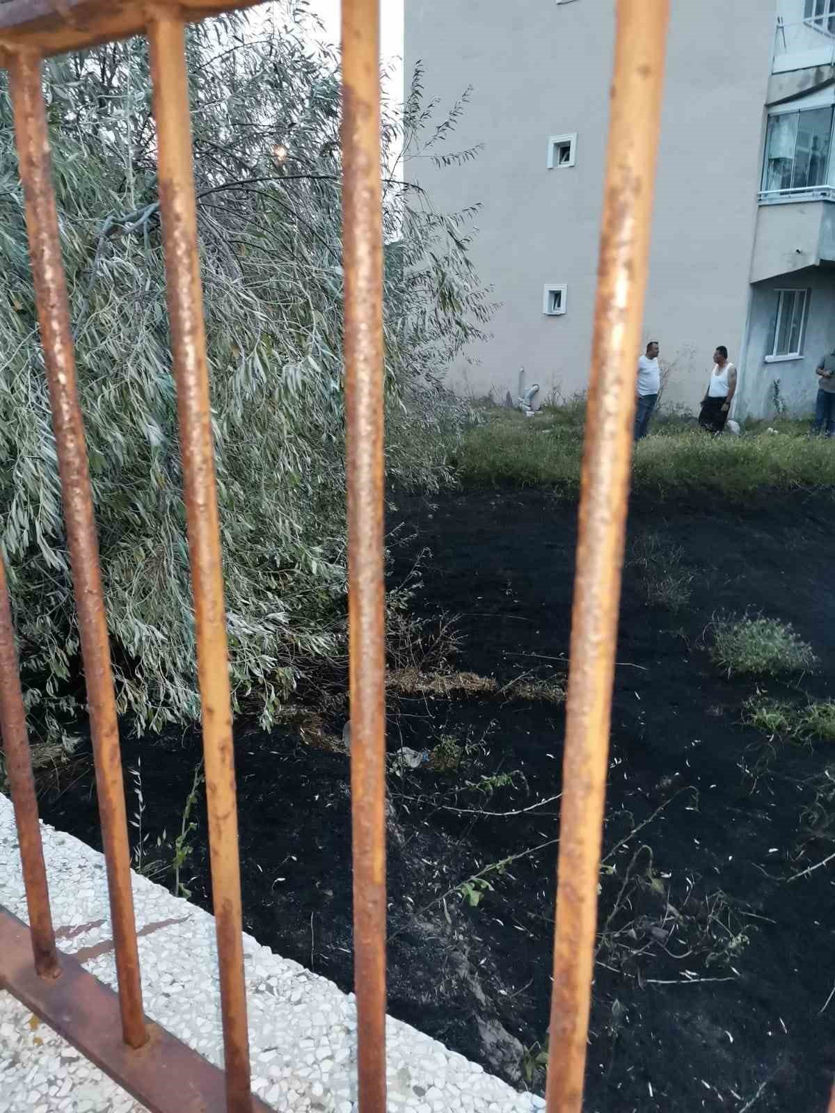 Otluk alanda başlayan yangın evlere sıçramadan söndürüldü