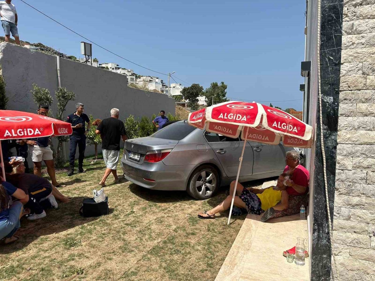 Otomobil metrelerce yükseklikten evin bahçesine düştü