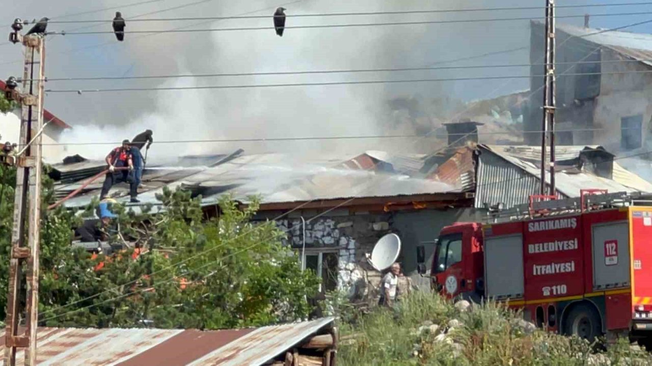 Sarıkamış’ta bir ev yanarak kül oldu