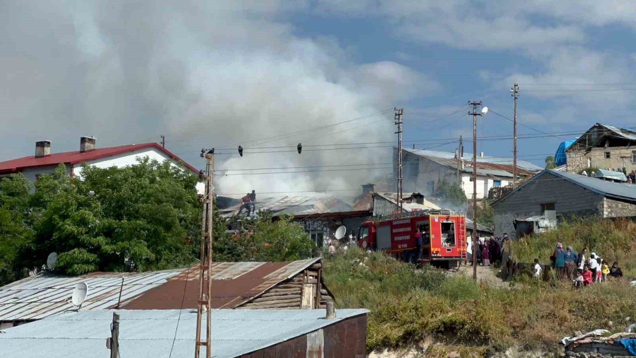 Sarıkamış’ta bir ev yanarak kül oldu
