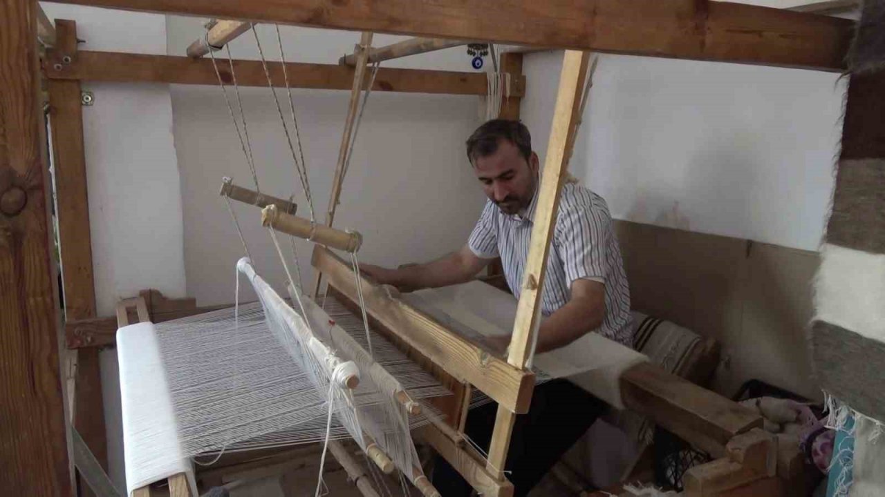 Siirtli Faraç usta dede mesleği battaniye dokumacılığını 40 yıldır sürdürüyor