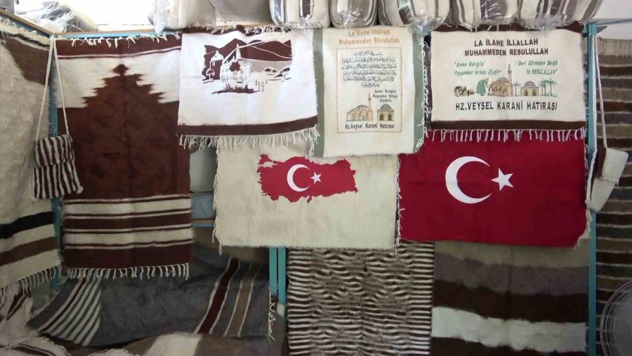 Siirtli Faraç usta dede mesleği battaniye dokumacılığını 40 yıldır sürdürüyor